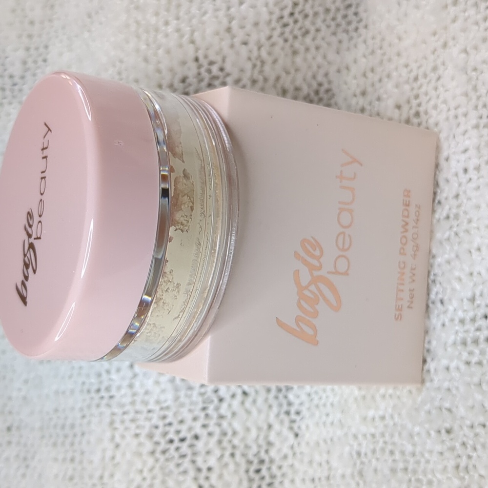 Basic Beauty Setting Powder in Banana, 4g/0.14oz - Picture 9 of 9